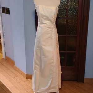 Ivory wedding gown (Veil &storage bag included!!)